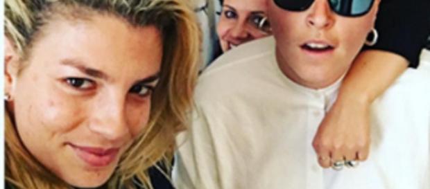 Emma Marrone si mostra senza trucco con Elodie Di Patrizi Emma Marrone si mostra senza trucco con Elodie Di Patrizi