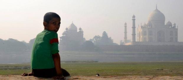 Jeune intouchable dans les bidonvilles derrière le Taj Mahal Jeune intouchable dans les bidonvilles derrière le Taj Mahal