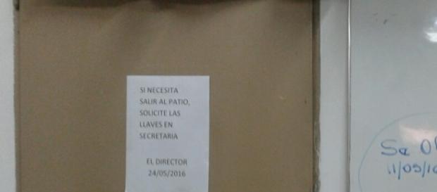 La puerta de la sala de profesores con un candado La puerta de la sala de profesores con un candado