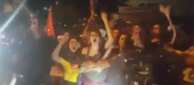 Manifestantes tentaram agredir os deputados Jair Bolsonaro e Eduardo Bolsonaro Manifestantes tentaram agredir os deputados Jair Bolsonaro e Eduardo Bolsonaro