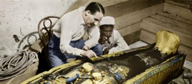 O egiptólogo inglês Howard Carter junto ao sarcófago dourado de Tutankhamon no Egito, em 1923 O egiptólogo inglês Howard Carter junto ao sarcófago dourado de Tutankhamon no Egito, em 1923