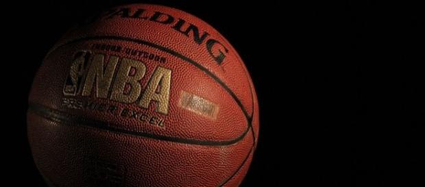 O título da NBA será decidido em uma 'melhor de sete jogos', que colocarão, frente a frente, os astros LeBron James e Stephen Curry. O título da NBA será decidido em uma 'melhor de sete jogos', que colocarão, frente a frente, os astros LeBron James e Stephen Curry.