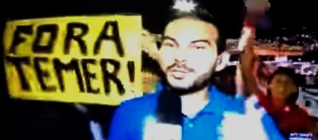 Repórter fez "jogo das cadeiras" para escapar de manifestantes Repórter fez "jogo das cadeiras" para escapar de manifestantes