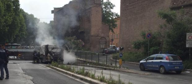 Roma: autobus in fiamme al Muro Torto Roma: autobus in fiamme al Muro Torto