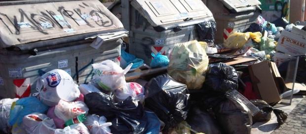 Roma circondata dai rifiuti quando manca un giorno alla 'Festa della Repubblica' Roma circondata dai rifiuti quando manca un giorno alla 'Festa della Repubblica'