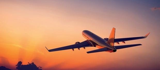 Un aereo in volo nei cieli europei Un aereo in volo nei cieli europei