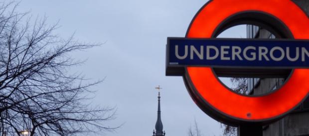 Un cartello indicante la metropolitana di Londra Un cartello indicante la metropolitana di Londra