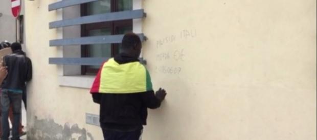 Un immigrato scrive offese all'Italia Un immigrato scrive offese all'Italia
