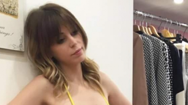 Alessia in bikini per un negozio d'abbigliamento