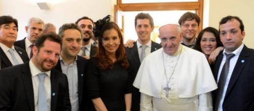 Foto del Papa con la ex presidenta y parte de su gabinete
