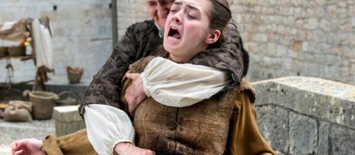 L'Orfana accoltella Arya Stark alle spalle