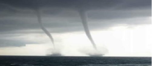 Nella foto un'altra tromba d'aria marina verificatasi al Sud della Puglia.