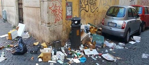 Sporcizia a Roma, in una foto divulgata dal blog antidegrado "Roma fa schifo", seguito ormai da oltre 100mila romani su Facebook