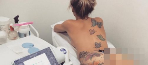Thalita mostra o seu bumbum tatuado no Instagram.