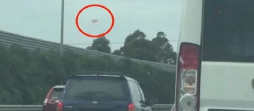 Ufo a forma di diamante in una strada trafficata di Melbourne in Australia