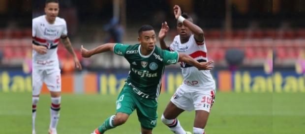 Atacante Gabriel Jesus em lance com ex-palmeirense Kelvin Atacante Gabriel Jesus em lance com ex-palmeirense Kelvin