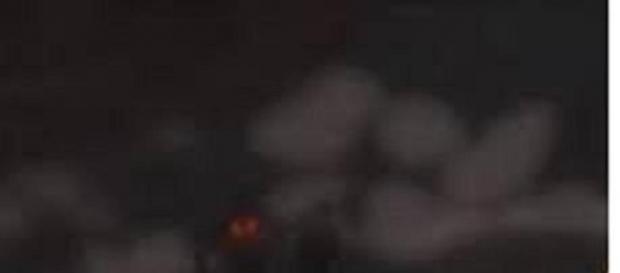 dos extraña figuras aparecen entre el humo dos extraña figuras aparecen entre el humo