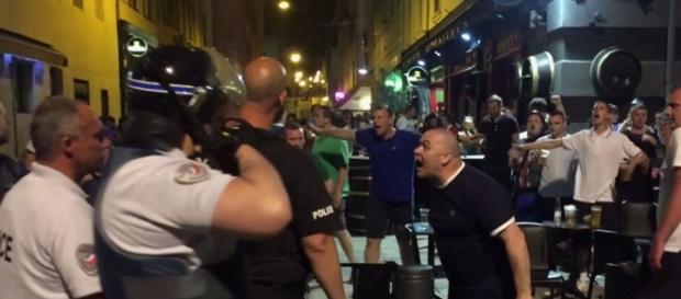 Gli ultras inglesi hanno causato provocazioni e scontri a Marsiglia Gli ultras inglesi hanno causato provocazioni e scontri a Marsiglia
