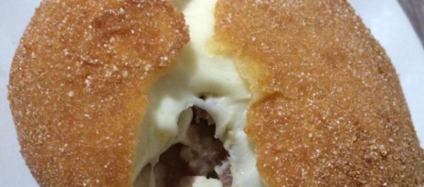 Mozzarella ripiena con prosciutto e fritta Mozzarella ripiena con prosciutto e fritta