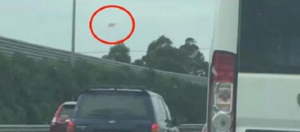 Ufo a forma di diamante in una strada trafficata di Melbourne in Australia Ufo a forma di diamante in una strada trafficata di Melbourne in Australia