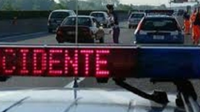 Calabria, auto si schianta: un morto