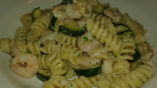 Fusilli mare e campagna con gamberetti, fichi e zucchine