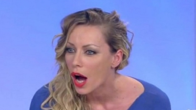 Karina Cascella stanca delle critiche, risponde ai commenti sulla foto di Salvatore e Alessandra