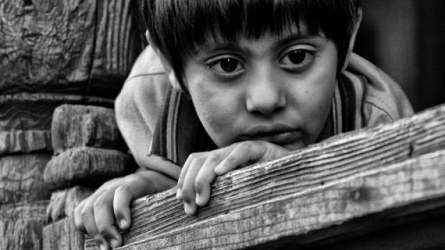 Molti indiani del nord, con tratti somatici asiatici, sono costretti a vivere per strada perch&eacute; discriminati.