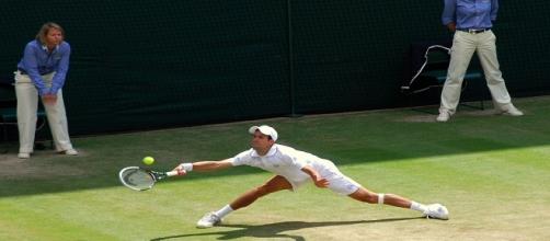 Djokovic stretching for a ball during 2011 Wimbledon/ Photo: Kate (Flickr) CC BY-SA 2.0
