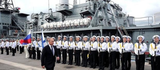 Vladimir Putin în inspecție la o baza navala a armatei Vladimir Putin în inspecție la o baza navala a armatei