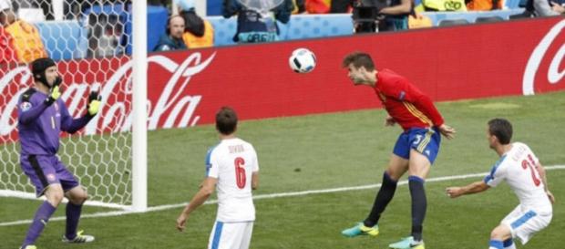 Gerard Piqué, dio la primera victoria a España Gerard Piqué, dio la primera victoria a España