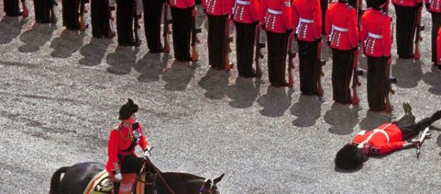 Guardia inglese perde i sensi durante parata Guardia inglese perde i sensi durante parata