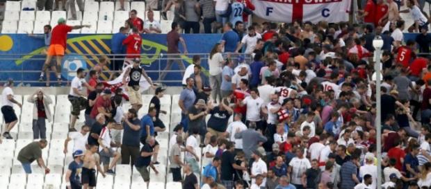 Violenti scontri tra tifosi durante Inghilterra-Russia. Violenti scontri tra tifosi durante Inghilterra-Russia.