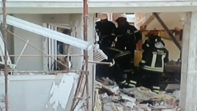 Vigili del fuoco nella palazzina sventrata dall'esplosione