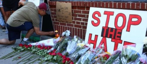 Flores y velas en oración por la masacre de Orlando, Florida