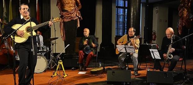 A la guitare, Moulay el Chatter en concert A la guitare, Moulay el Chatter en concert