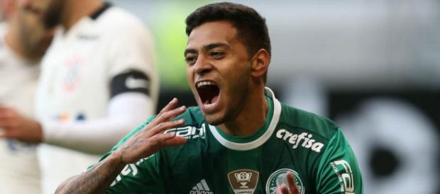Cleiton Xavier comemora gol contra o Corinthians, que deixou o time no G4. Cleiton Xavier comemora gol contra o Corinthians, que deixou o time no G4.