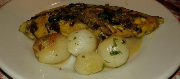 Impiattamento del pesce spada con curcuma e cipolle al microonde Impiattamento del pesce spada con curcuma e cipolle al microonde