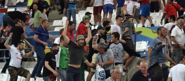 Serios incidentes entre aficionados rusos e ingleses en el comienzo de la Eurocopa Serios incidentes entre aficionados rusos e ingleses en el comienzo de la Eurocopa