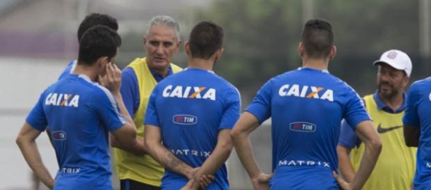 Tite tem o retorno de Elias e Balbuena para se reerguer no Brasileirão Tite tem o retorno de Elias e Balbuena para se reerguer no Brasileirão