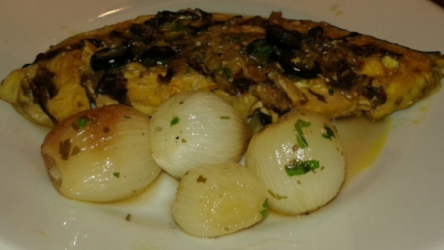 Impiattamento del pesce spada con curcuma e cipolle al microonde