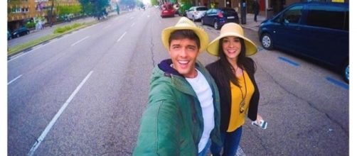 Lukas y Ruth, paseando juntos sonrientes