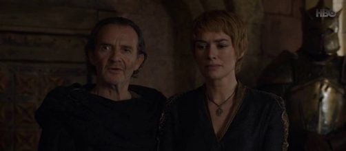 Qyburn y Cersei en el salón del Trono de Hierro