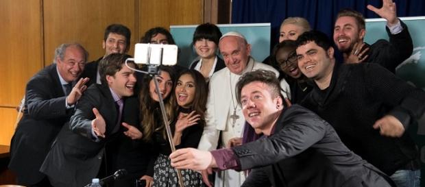 No final do mês de maio o líder do Vaticano reuniu-se com onze youtubers de todo o mundo No final do mês de maio o líder do Vaticano reuniu-se com onze youtubers de todo o mundo