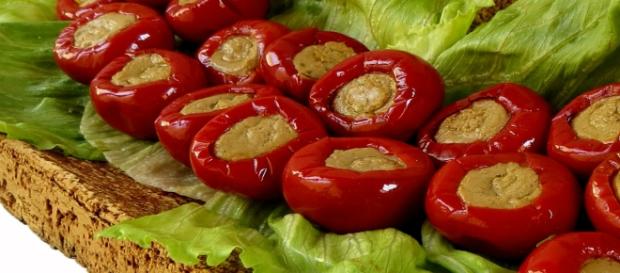Peperoncini farciti con tonno, alici e capperi Peperoncini farciti con tonno, alici e capperi