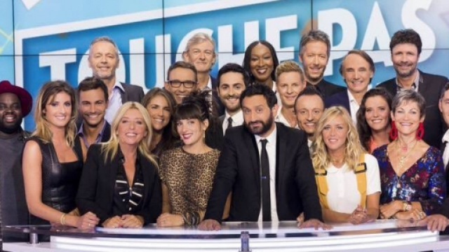 Cyril craque son pantalon, Isabelle seins à l'air et Enora se prend un râteau !