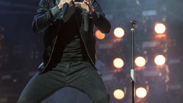 Kekko Silvestre durante l'esibizione allo Stadio San Siro