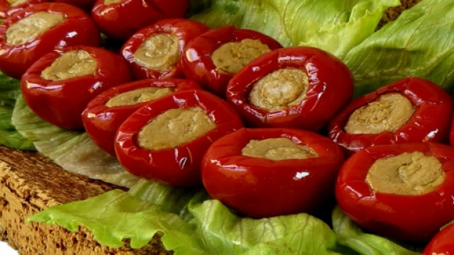 Peperoncini farciti con tonno, alici e capperi