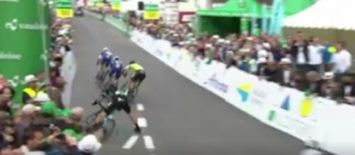 L'acrobazia di Danny Van Poppel nell'ultima curva