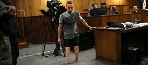 Pistorius cammina senza protesi durante il processo.